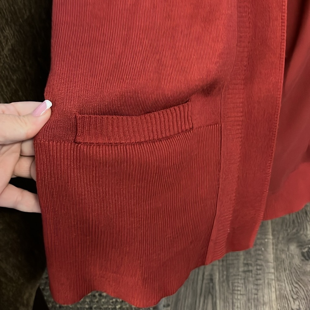 Rust colored cardigan by Cable & Gauge size M. Pockets in front, detailed front - Picture 5 of 7